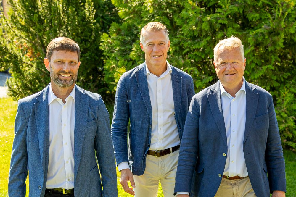 Fra venstre: Påtroppende norgessjef Inge Paulsen, styreleder og konsernsjef Peter Neuberg og avtroppende norgessjef Leif Lippestad.