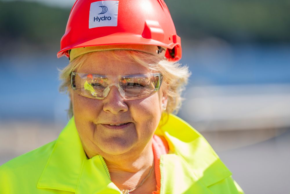 Høyres leder Erna Solberg garanterte at det ikke skal bygges nye utenlandskabler de neste fire årene under et besøk hos Hydro Aluminium Karmøy nylig. Men partiet vil fremdeles bygge hybridkabler.