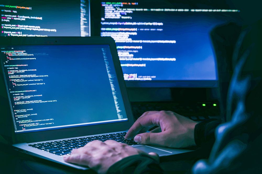 En hevngjerrig programvareingeniør tok en destruktiv hevn på arbeidsgiveren sin og må tilbringe fire år bak lås og slå.