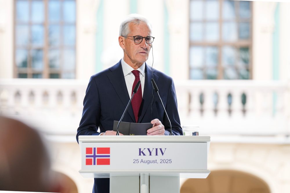 Statsminister Jonas Gahr Støre møter president Zelenskyj for politiske samtaler i Mariinskyi-palasset mandag.