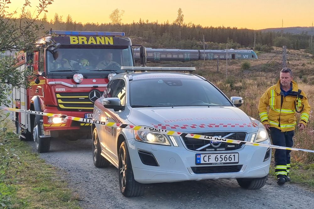 Et passasjertog og en traktor kolliderte på Gjøvikbanen ved Eina i Vestre Toten mandag kveld. En person omkom.