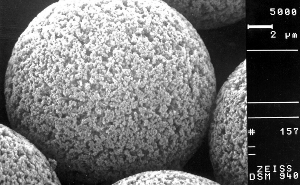 Amerikanerne hadde gitt opp og mente at disse kulene bare kunne lages i vektløs tilstand i verdensrommet. Men en norsk oppfinner motbeviste det. I dag redder kulene kreftsyke pasienter og gir oss avansert elektronikk. Blant annet. 