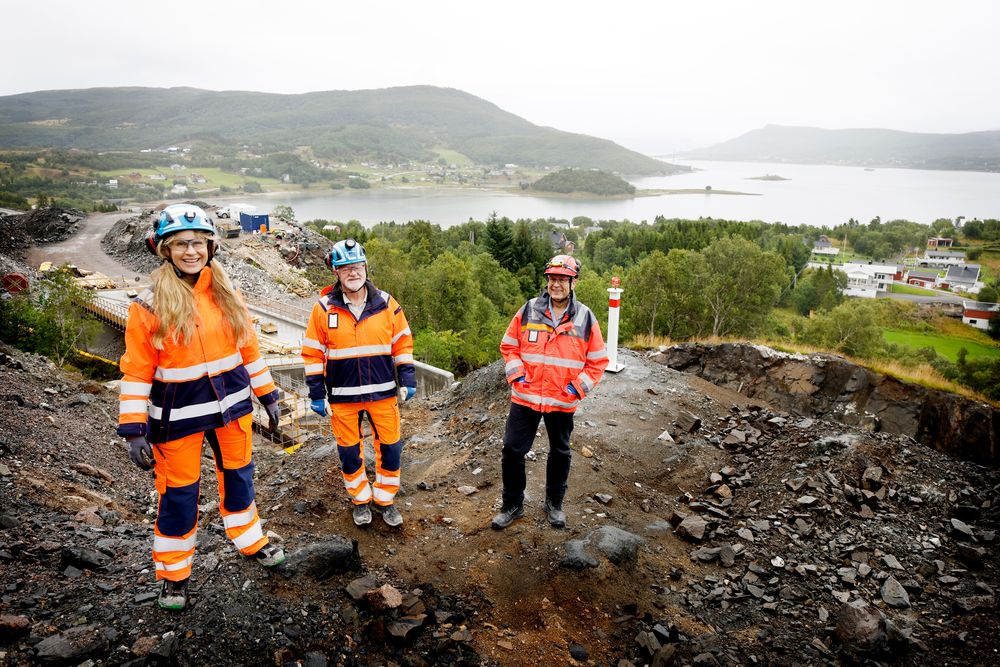 Fv. daglig leder i Hålogalandsvegen AS, Fridhild Hjortdahl, Skanskas prosjektdirektør for prosjektet OPS Hålogalandsvegen, Are Eliassen, og prosjektsjef Reidar Johansen i Statens vegvesen.