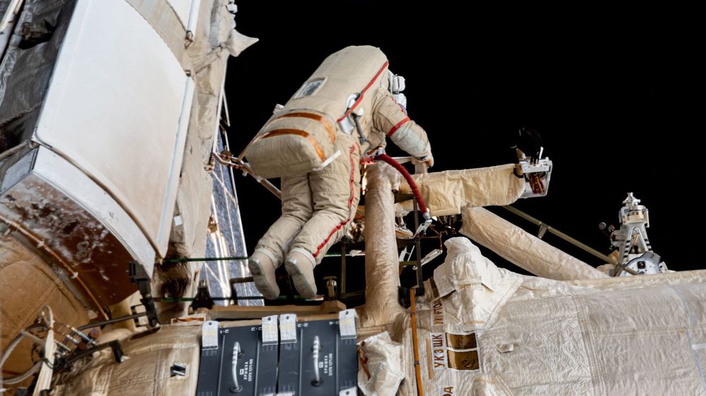 Astronaut Sergej Prokopyev jobber med å montere et skjold som skal beskytte den internasjonale romstasjonen.