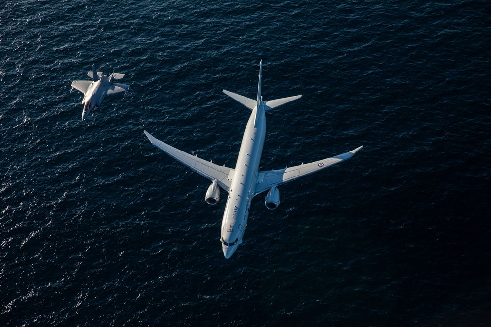 Det er P-8 Poseidon-fly som dette, her i selskap med et F-35 kampfly, som i de siste dagene har hatt omfattende aktivitet i Norskehavet. Bildet er fra en tidligere anledning. Begge flyene er norske.
