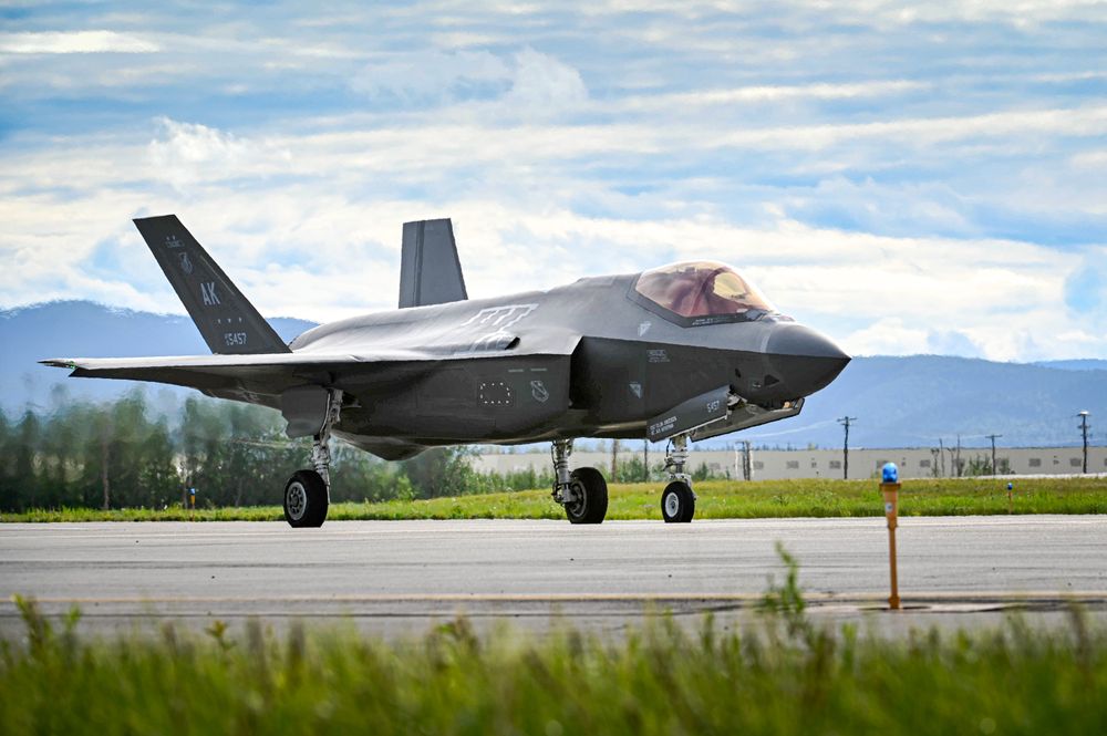 En F-35A Lightning II fra USAFs 355th Fighter Squadron takser på rullebanen til Eielson Air Force Base i Alaska i 2024. Det var ikke dette flyet som styrtet i bakken i januar i år.