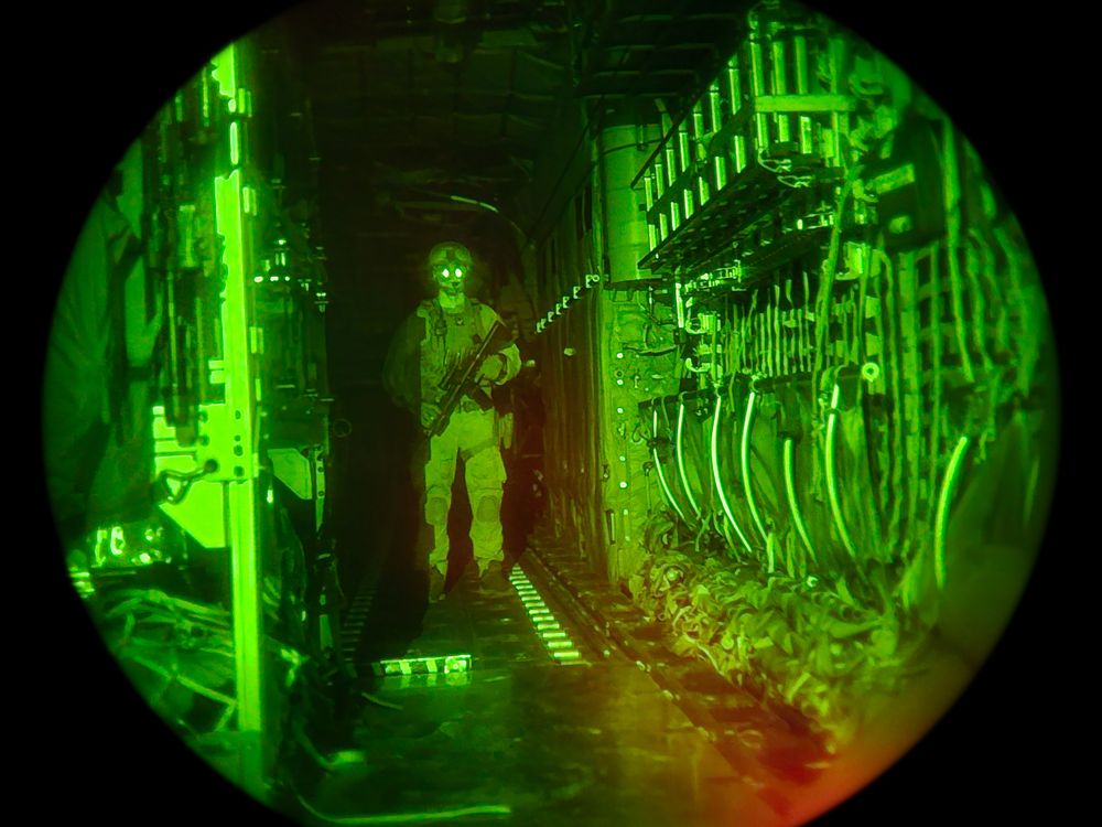 Det norske forsvaret kjøpte opprinnelig amerikansk-utviklet nattoptikk, men teknologien ble kjøpt opp av det israelske Elbit-konsernet i 2019.