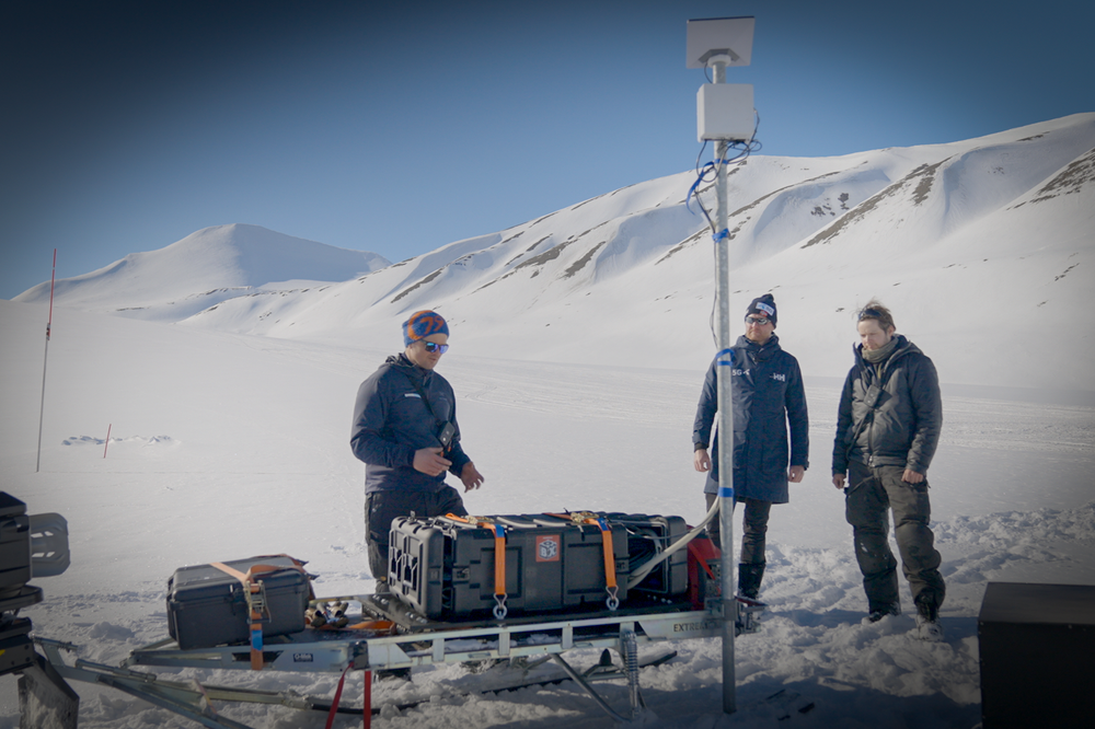 Telenor gjennomførte i vår test av nød- og beredskapskommunikasjon på Svalbard. Mobil dekningsforlenger, push-to-talk og 5G standalone er blant teknologiene som ble testet i påskeværet. Her ser vi Einar Jenssen (leder for teknologi og innovasjon, Telenor Svalbard), Odd Arild Stenstuen (System Specialist RAN, Telenor Norge) og Markus Floer (systemingeniør, Telenor Svalbard).