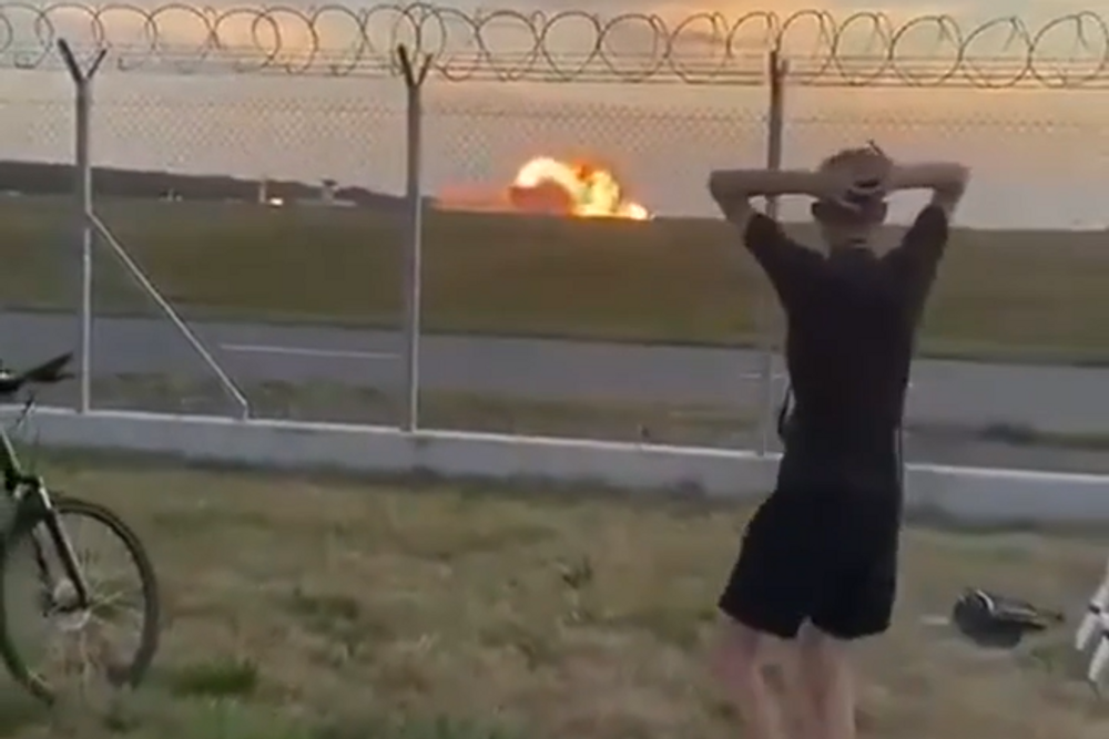 En gutt fortviler mens han ser F-16-flyet som styrtet på Sadków-flybasen ved Radom i Polen torsdag.