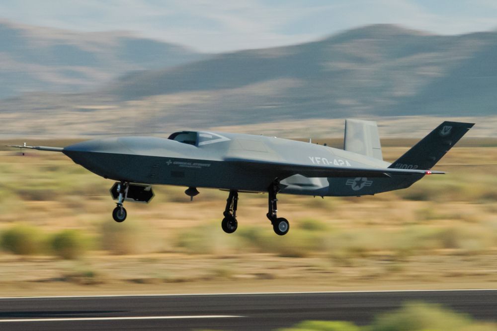 Collaborative Combat Aircraft-dronen YFQ-42A fra General Atomics tar av for en testflyvning fra en flyplass i California.