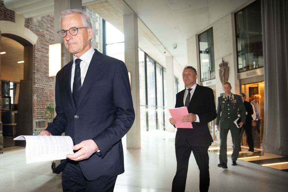 Statsminister Jonas Gahr Støre, forsvarsminister Tore O. Sandvik og forsvarssjef Eirik Kristoffersen forklarte på en pressekonferanse søndag hvorfor valget falt på britiske fregatter. 