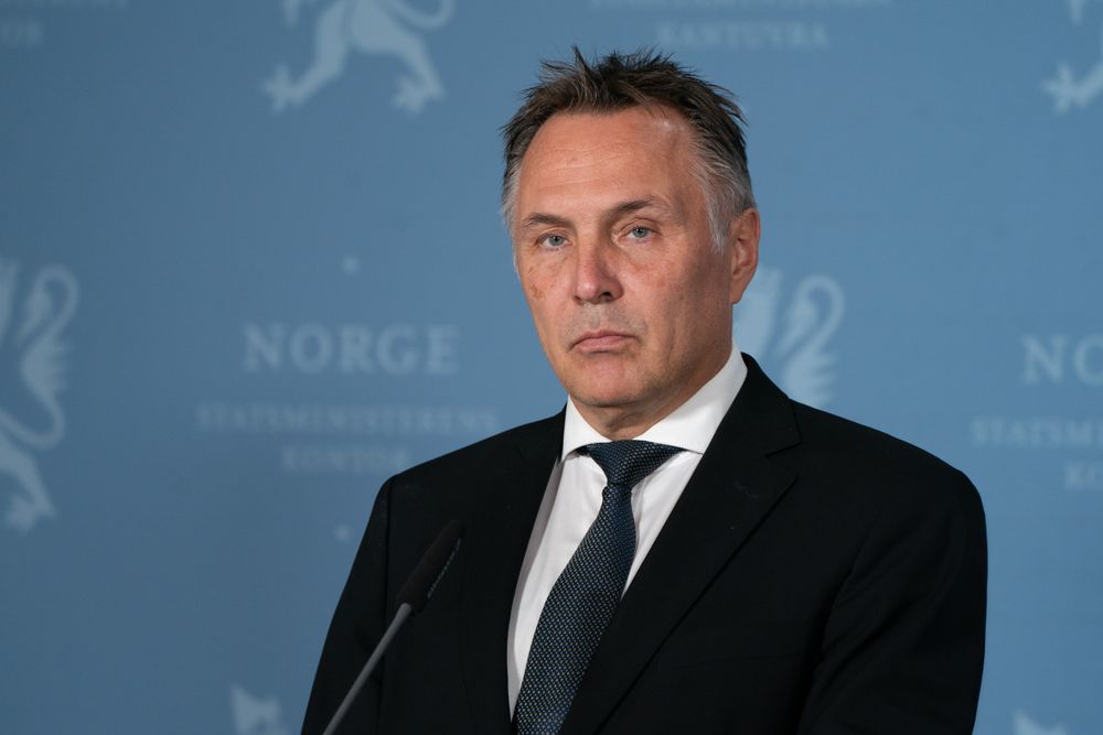 Forsvarsminister Tore O. Sandvik skal etter planen motta en ekstern granskingsrapport om overskridelsene i Forsvarsbygg til høsten.