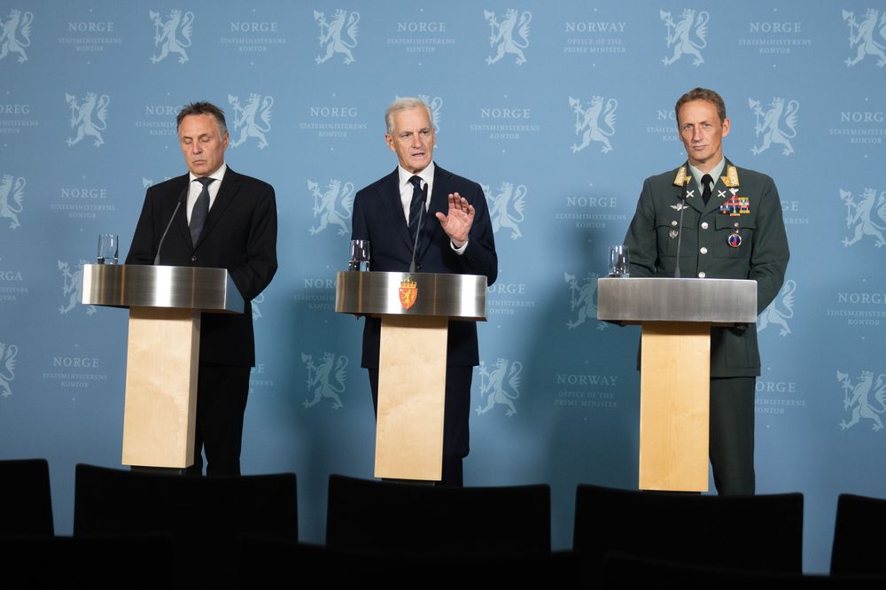 Forsvarsminister Tore O. Sandvik, statsminister Jonas Gahr Støre og forsvarsminister Eirik Kristoffersen under søndagens pressekonferanse.