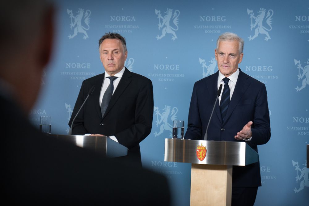 Forsvarsminister Tore O. Sandvik og statsminister Jonas Gahr Støre under søndagens pressekonferanse da de kunngjorde at Norge skal kjøpe britiske fregatter.