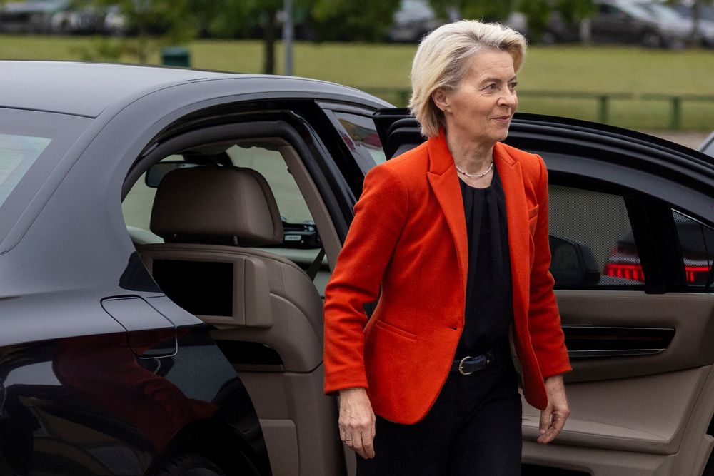 Flyet til EU-kommisjonens president Ursula von der Leyen opplevde GPS-forstyrrelser i Bulgaria søndag. Russland mistenkes for å stå bak. Her er hun avbildet i Litauen mandag.