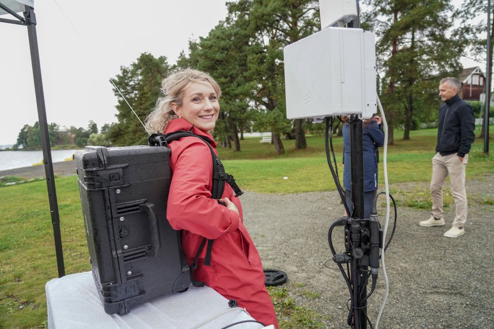 Digitaliseringsminister Karianne Tung lover 400 millioner kroner til å sikre digital infrastruktur neste år, og har som må å fortsette bevilgningene de kommende årene. Her poserer hun med en mobil dekningsforlenger fra Telenor i forbindelse med lanseringen av Nasjonal sikkerhetsplan for digital infrastruktur på Hamar.