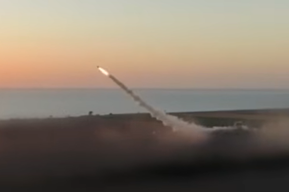 Skjermbilde fra en video hvor et Flamingo-missil blir sendt opp fra kystnært sted i Ukrain 30. august 2025. Missilet blir i videoen etterfulgt av ytterligere to missiler.