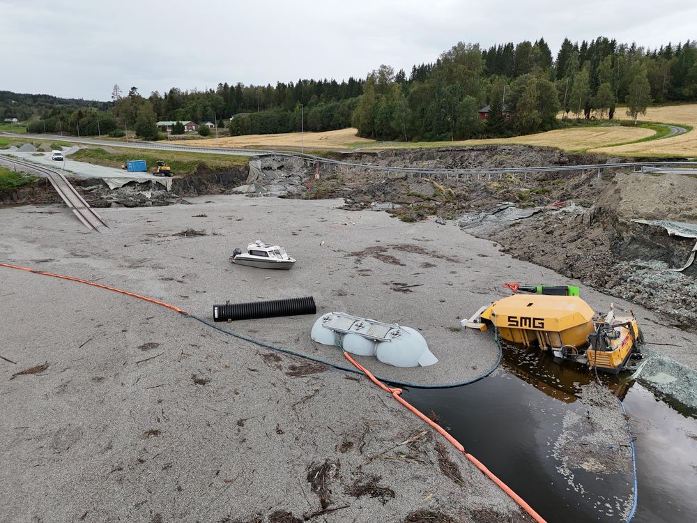 Mats-Ola Finn sin bil ble tatt av raset da han kjørte på E6 i Levanger. Nå krever han erstatning fra Bane Nor.
