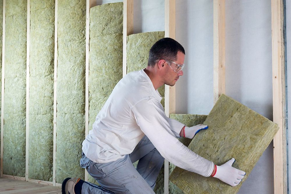 Etterisolering kan bety utbygging av yttervegger for å få plass til nok isolasjon.