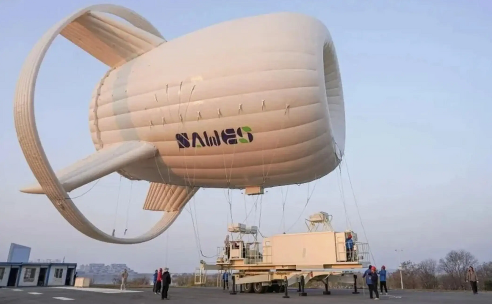 Sawes sin heliumfylte vindturbin som skal opp og fange vind.