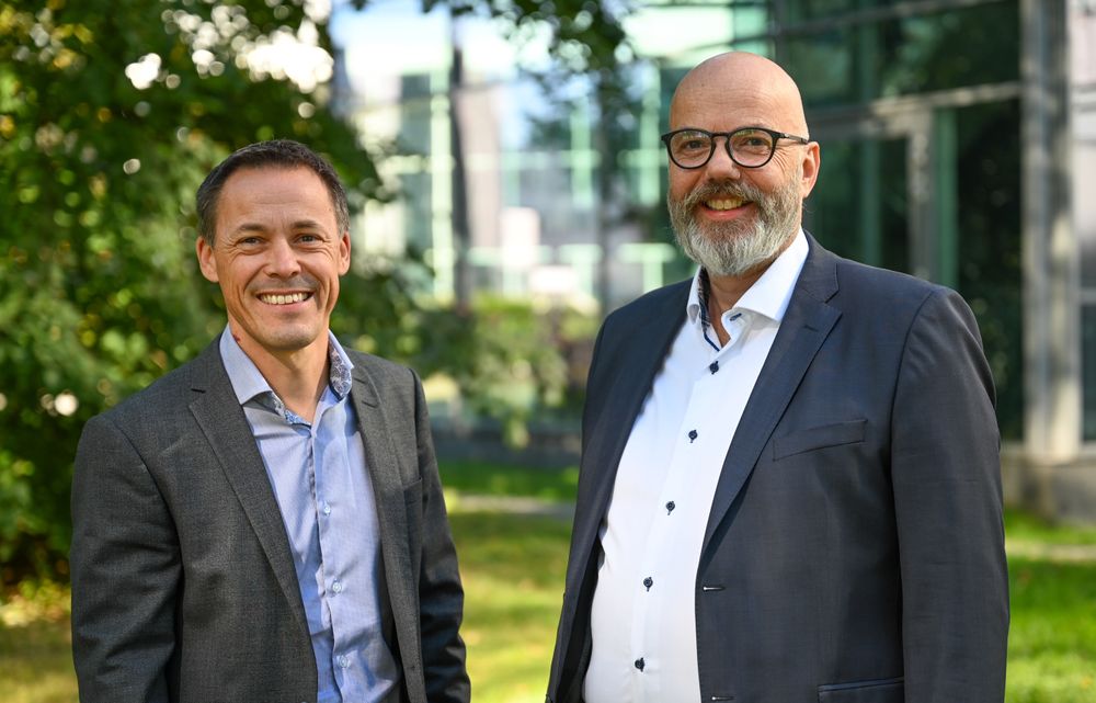 Morten Landsgård i Hydro (t.v.) og Ronny Bergerud i GreenCap Solutions skal teste ut karbonfangst som er egnet for utslipp med lav andel karbondioksid i røykgassen.