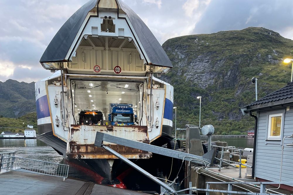 Ferjesambandet mellom Bodø og Moskenes i Lofoten holdes stengt inntil videre etter at ferja MF «Landegode» kolliderte med ferjekaia på Moskenes ved 20-tida torsdag kveld.