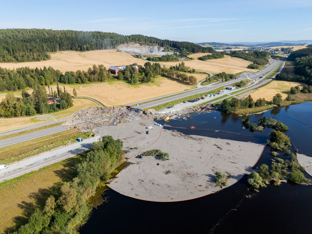 Skredet har revet med seg store masser og stengt den viktigste ferdselsåren gjennom Trøndelag.