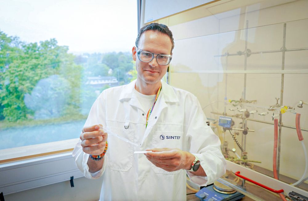 Forsker Christian Karl viser fram det nyutviklede spesialbelegget i laboratoriet hos Sintef. Den unike materialsammensetningen gjør at det hindrer isdannelse samtidig som det er vannbasert.