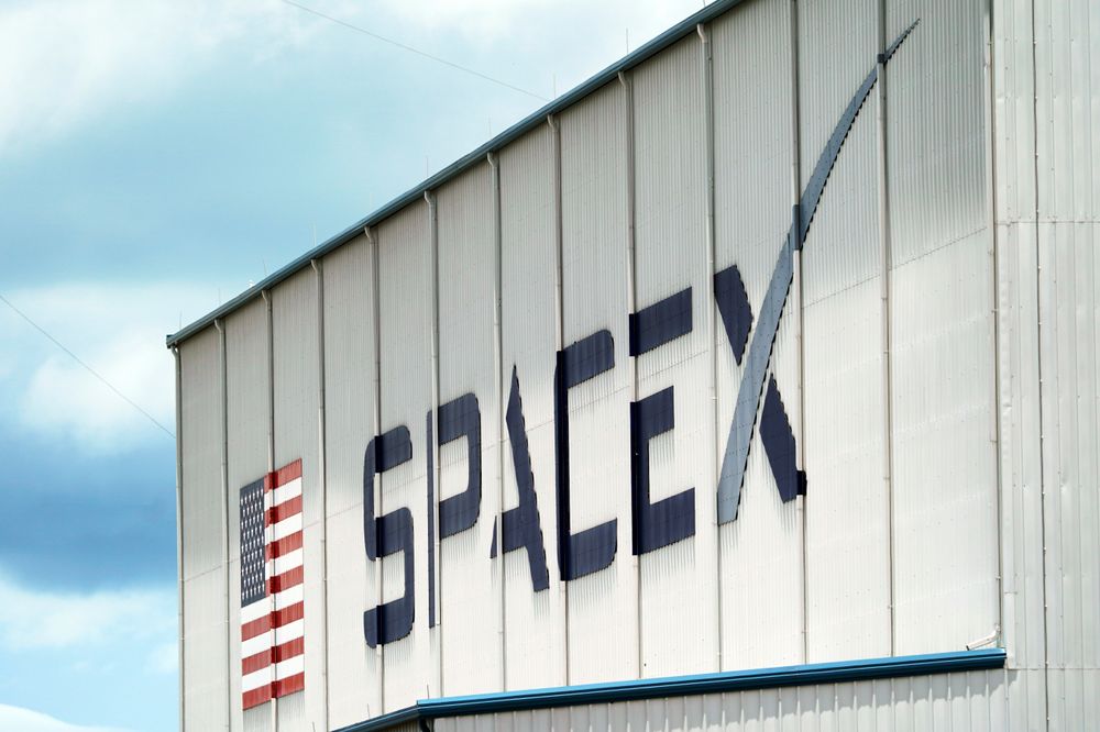 Halve oppgjøret skal skje i kontanter, mens resten kommer i form av SpaceX-aksjer.