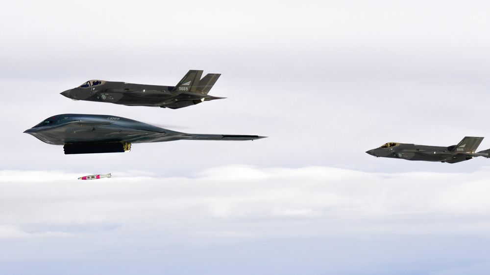 Norske F-35-fly sammen med et amerikansk B-2 Spirit under våpentesten