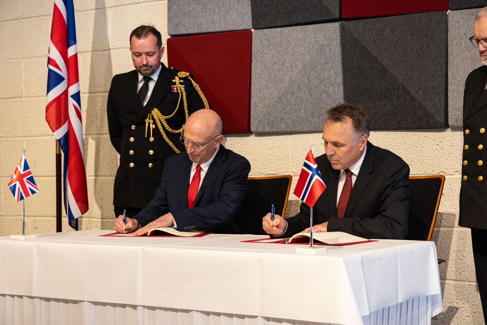 Her signer forsvarsminister Tore O. Sandvik og hans britiske kollega, John Healey, en bindende avtale for kjøpet av fem britiske fregatter til Norge.