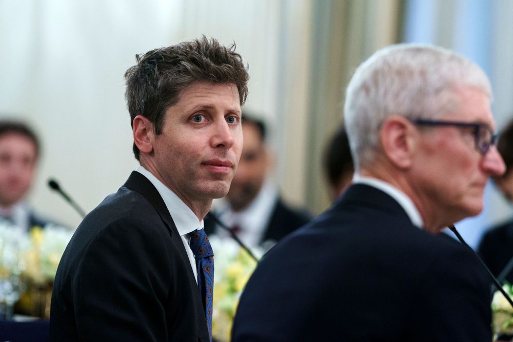 Open AI-sjef Sam Altman deltok nylig på en middag med Donald Trump sammen med en gruppe teknologitopper, der de på omgang roste den teknologivennlige presidenten. Til høyre for Altman sitter Apple-sjef Tim Cook.