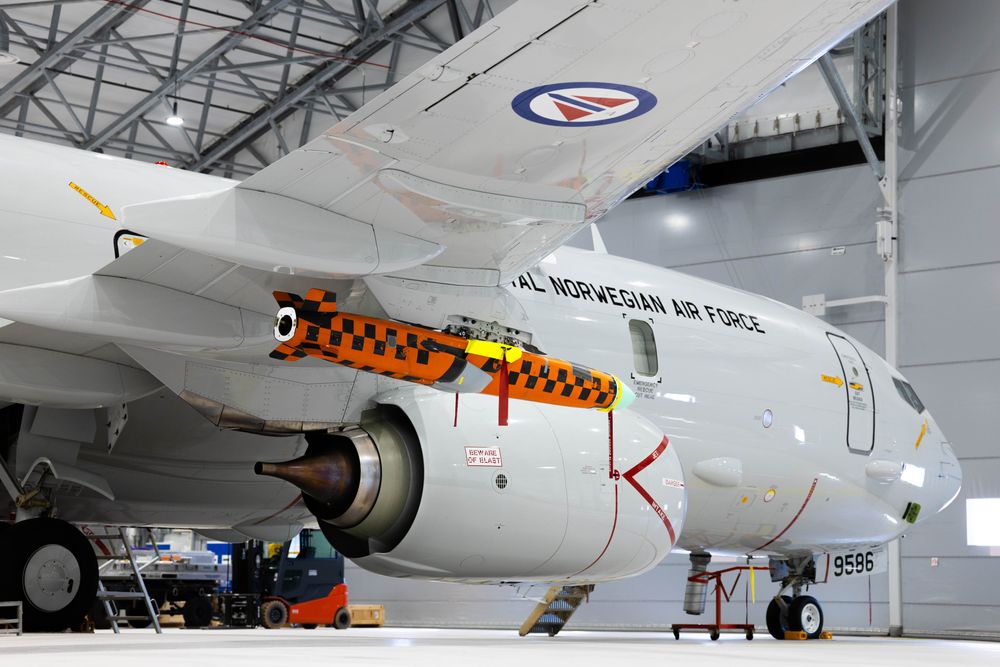 P-8 Poseidon med et dummy JSM-missil montert.