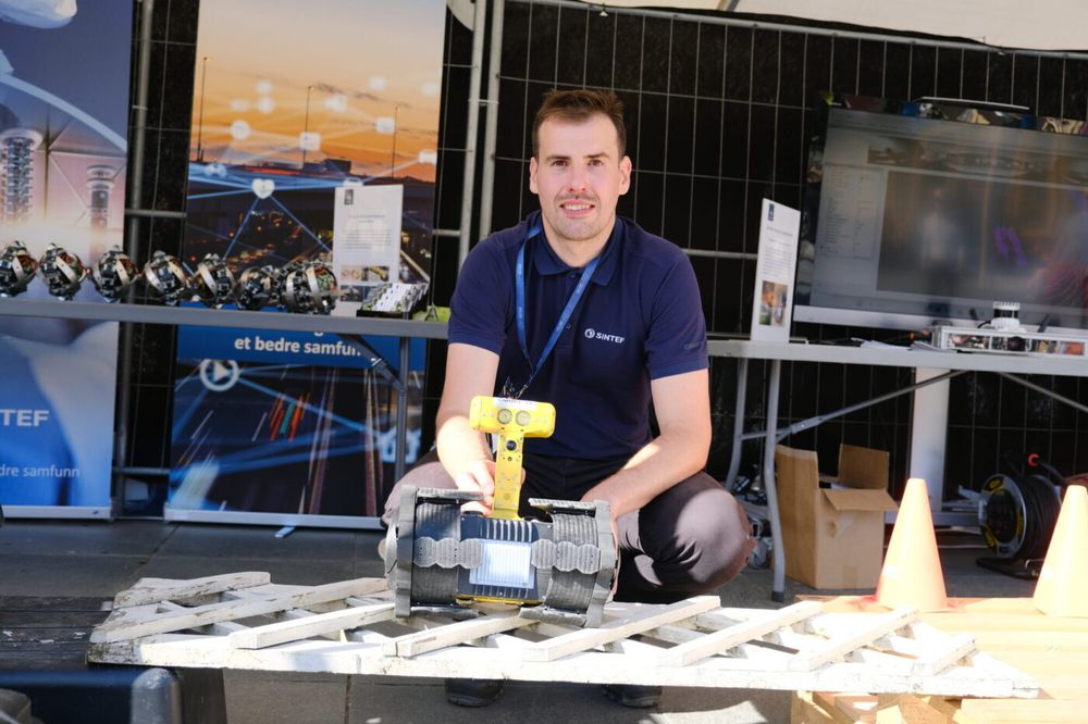 Forsker Jan Sramota viser fram redningsroboten under arrangementet Skaperfest i Trondheim.