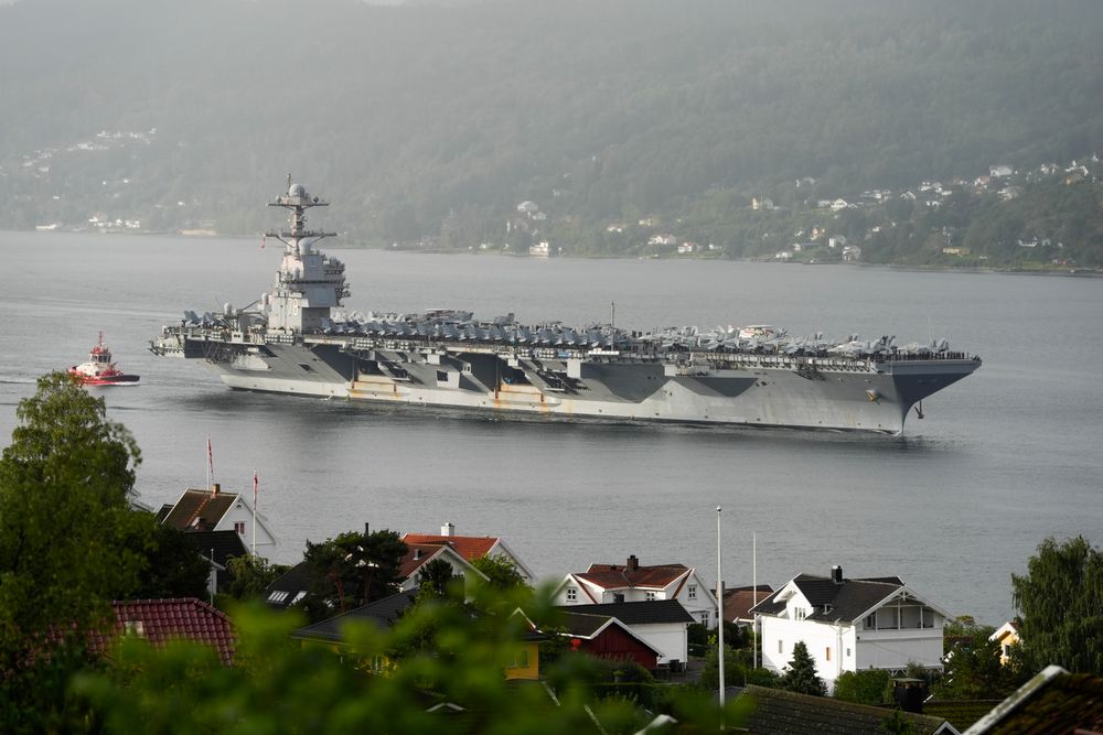 Det amerikanske hangarskipet USS Gerald R. Ford på vei inn Oslofjorden, her ved Drøbak og Oscarsborg fredag morgen.