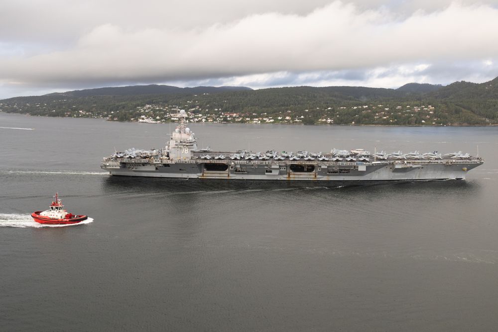Verdens største hangarskip, USS «Gerald R. Ford» seiler innover Oslofjorden fredag formiddag.