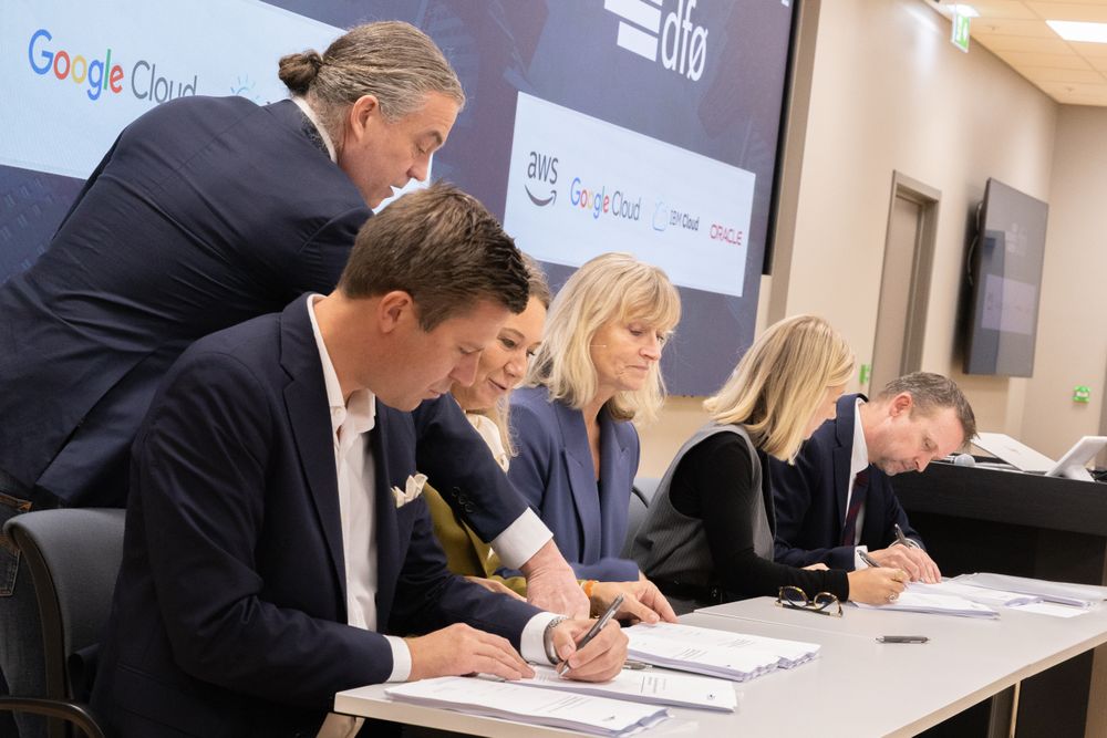Direktør for Markedsplassen for skytjenester, Sverre Stoltz (stående) viser Google Norge-sjef Tine Austvoll Jensen hvor hun skal signere på rammeavtalen verdt 10 milliarder.