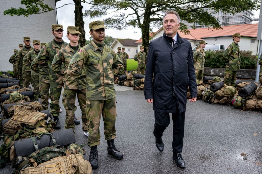 Forsvarsminister Tore Sandvik (Ap) i Madla-leiren da avtalen mellom Norge og Storbritannia om fregatter ble signert.