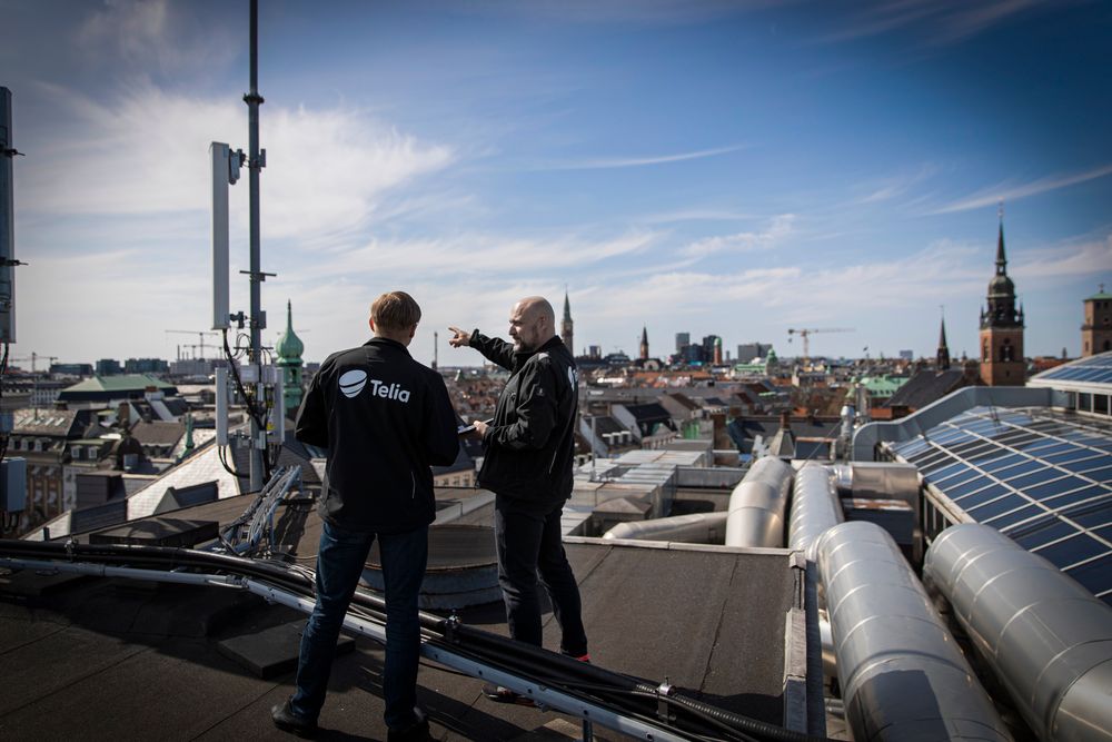 Etter mer enn fem år – og med bare fem år igjen til 6G – har bare en fjerdedel av verdens operatører tatt i bruk rene 5G-nettverk. Her bilde av en basestasjon på et tak i Danmark.