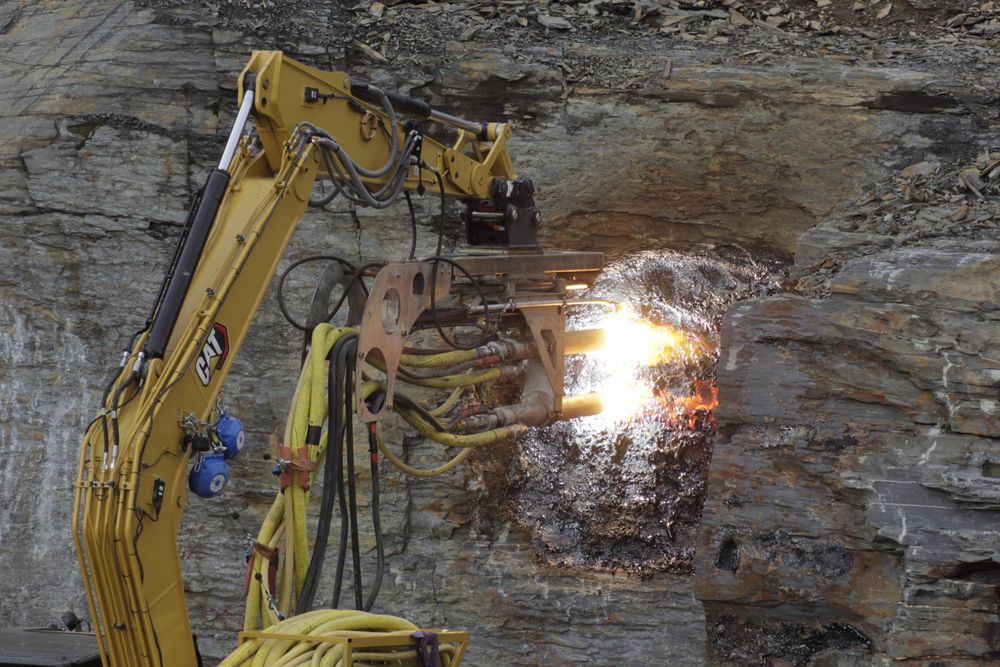 De to plasmafaklene på 450 kW hver. Slik gravemaskinen er rigget bruker den rundt 1,5 MW.
