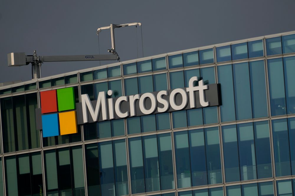 Microsoft skriver til det danske Folketingethvordan kunder kan unngå avhengighet mens prisene stiger. Bildet er tatt ved selskapets kontorer utenfor Paris.