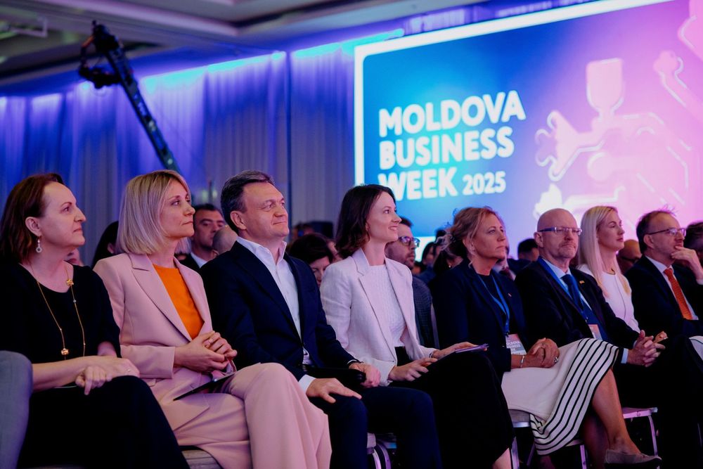 Moldovas statsminister Dorin Recean (tredje fra venstre) deltar på åpningen av Moldova Business Week 2025, her flankert av digitalminister Doina Nistor og Natalia Bejan, som leder det statlige investeringsbyrået.