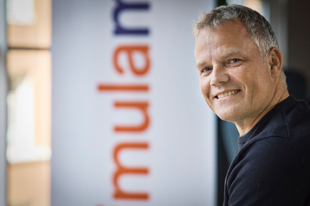 Klas Pettersen, direktør for Simulamet, sier spesialdesignede databrikker kan ha et enormt potensial. – Menneskehjernen er  gullstandarden på intelligens. Den bruker omkring 25 watt og er utrolig treg i forhold til databrikker. 
