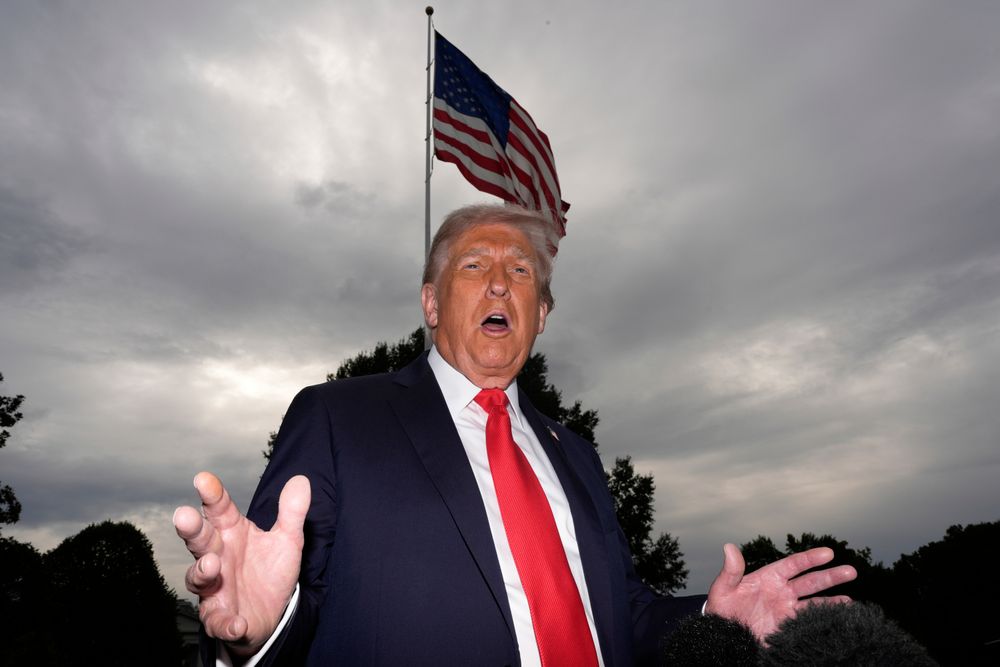 President Donald Trump snakker med reportere foran Det hvite hus tirsdag.