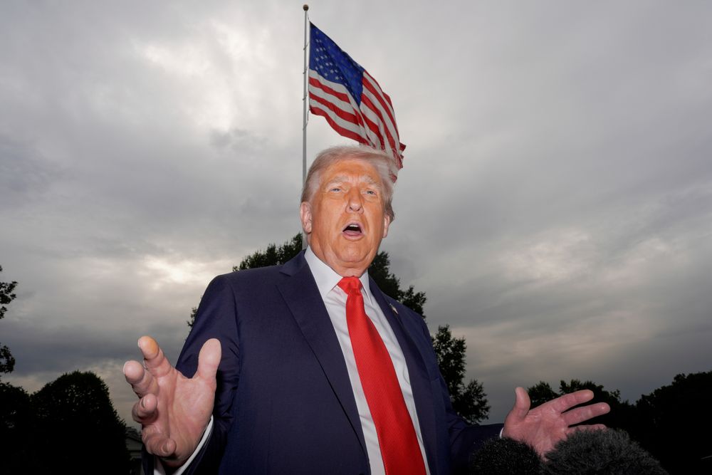 President Donald Trump snakker med reportere foran Det hvite hus tirsdag.