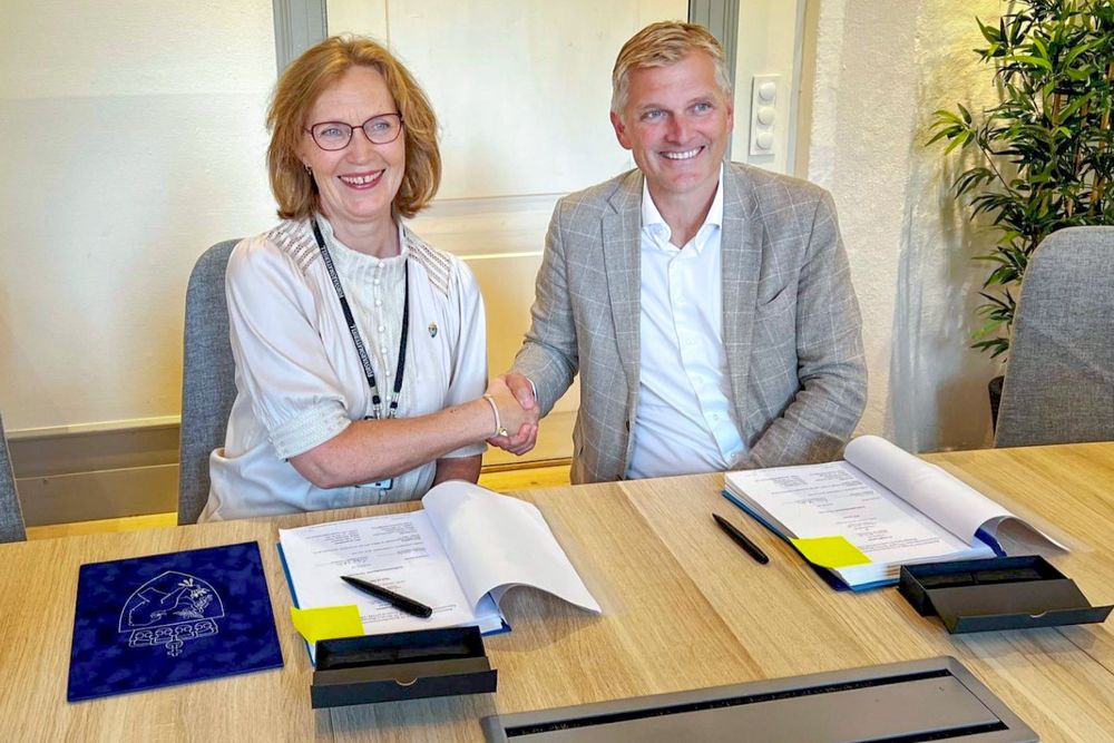 Gro Jære, direktør i Forsvarsmateriell og Torbjørn Eik-Nes, administrerende direktør Accenture signerte avtalen.