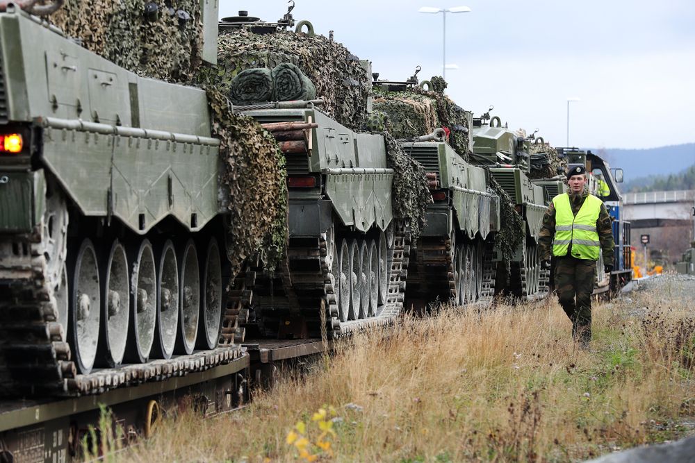 Leopard 2A4 stridsvogner fra panserbataljonen i Brig N på tog på Hell stasjon for forflytning under øvelse Trident Juncture 2018. Dette var forrige gang en storøvelse på militær forflytning ble gjennomført i Norge.