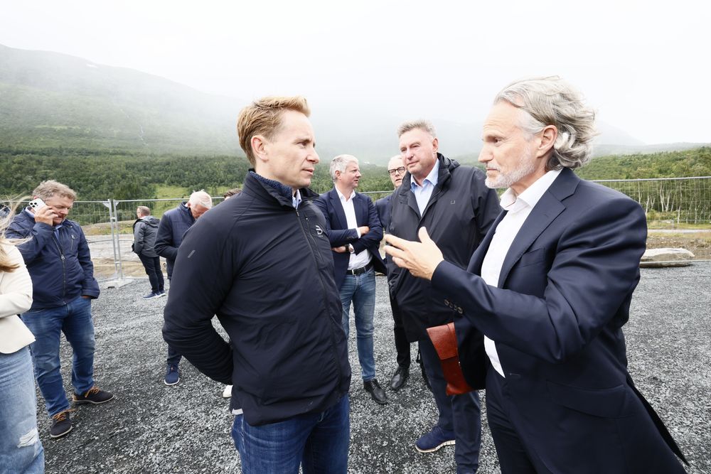 Aker-topp Kristian Røkke (f.v.), Narvik-ordfører Rune Edvardsen og Norkraft-sjef Eirik Frantzen foran tomten hvor datasenteret til Open AI skal ligge. Også det i samarbeid med Aker og Nscale.