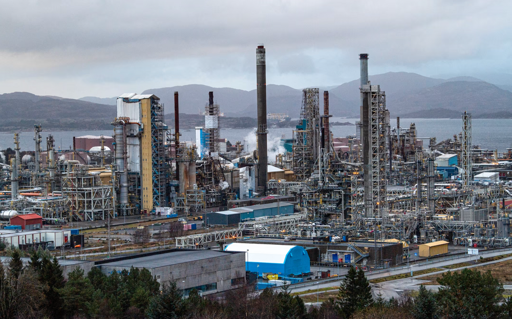 En person omkom i forbindelse med en løfteoperasjon på Mongstad-anlegget onsdag. Bildet er tatt ved en annen anledning.