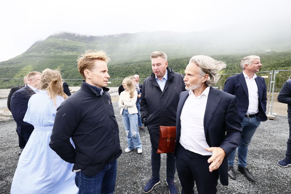 Aker-topp Kristian Røkke (f.v.), Narvik-ordfører Rune Edvardsen og Norkraft-sjef Eirik Frantzen fotografert 7. august på Kvandal-campus. 